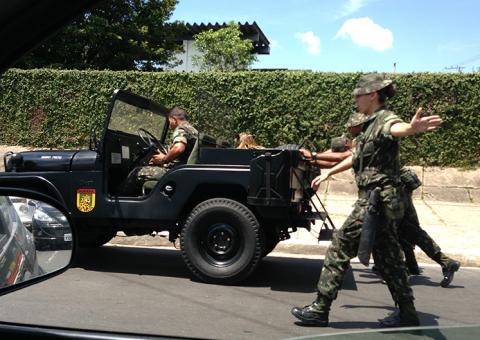 Carro do Exército prega em avenida de Manaus e quem sofre é a onça pintada